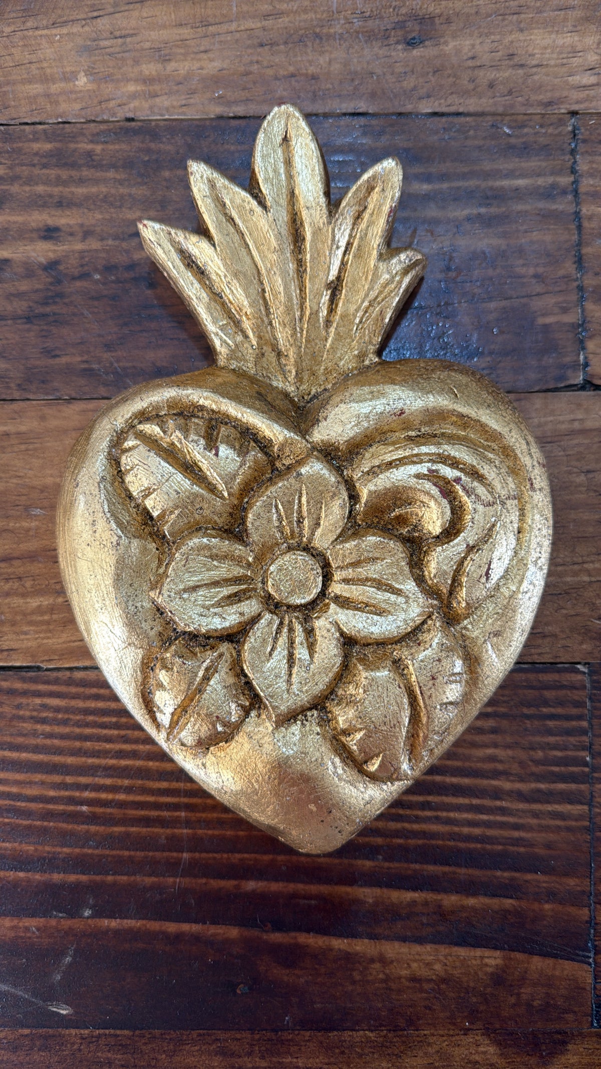 Corazón dorado flor madera