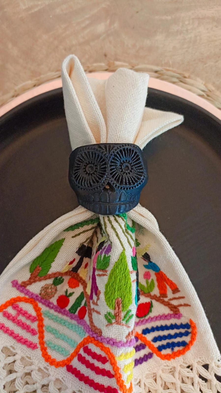 Anillo de calavera de azúcar de barro negro colección noche de ánimas