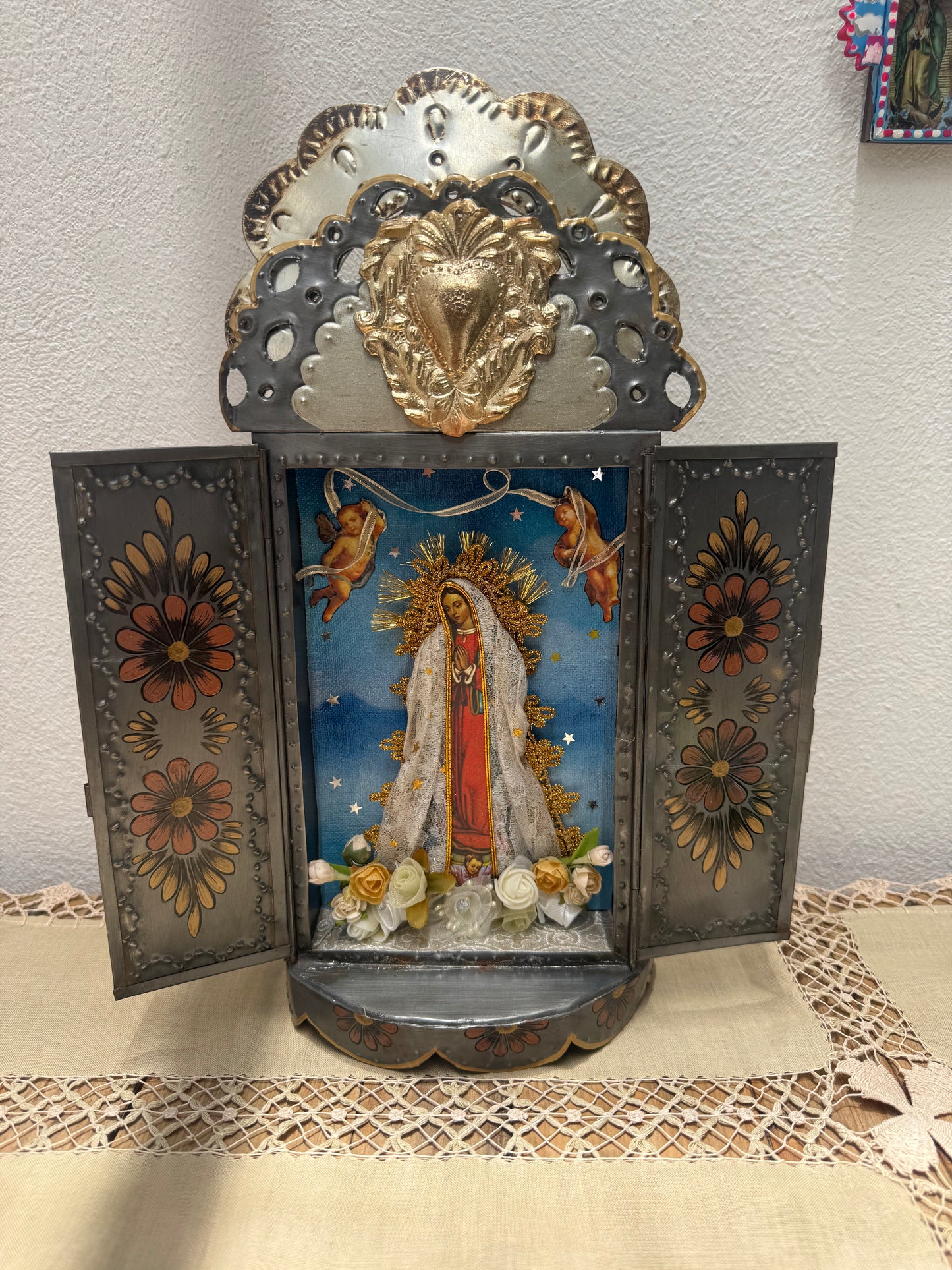 Nicho de Virgen de Guadalupe manto blanco tamaño grande de latón