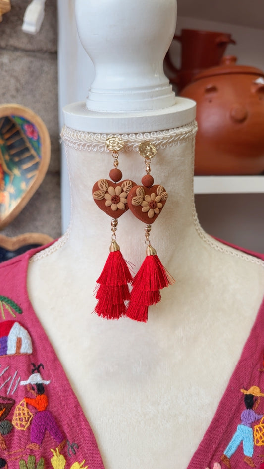 Aretes de corazón con pompón de barro Atzompa joyería