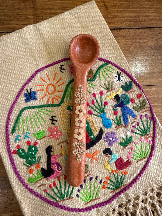 Cuchara sopera de barro rojo bordada Atzompa