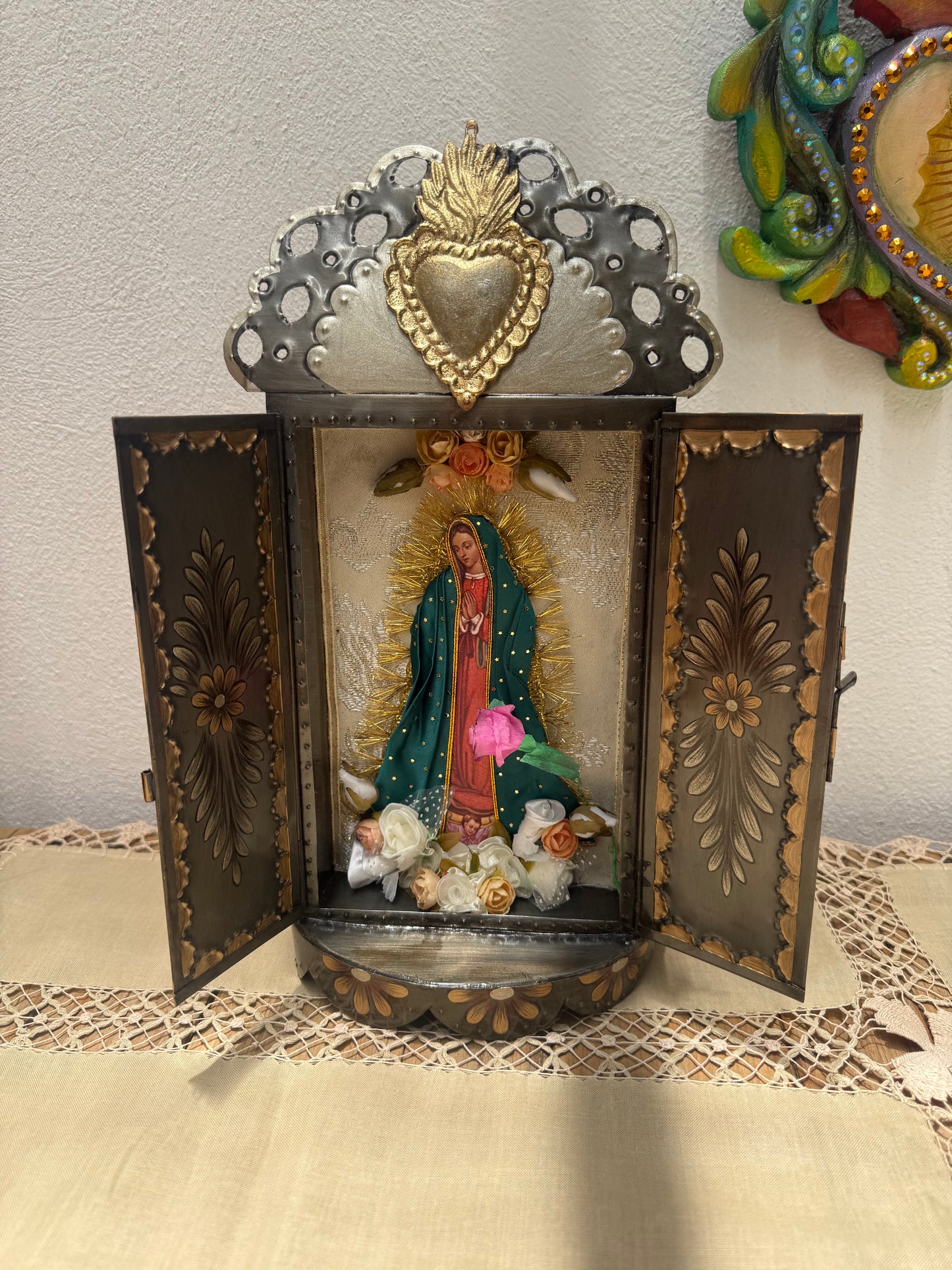 Nicho de Virgen de Guadalupe manto verde tamaño grande de latón