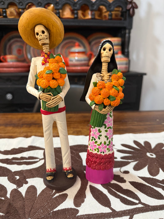 Pareja de catrines con flores cempasúchil colección noche de ánimas amor eterno