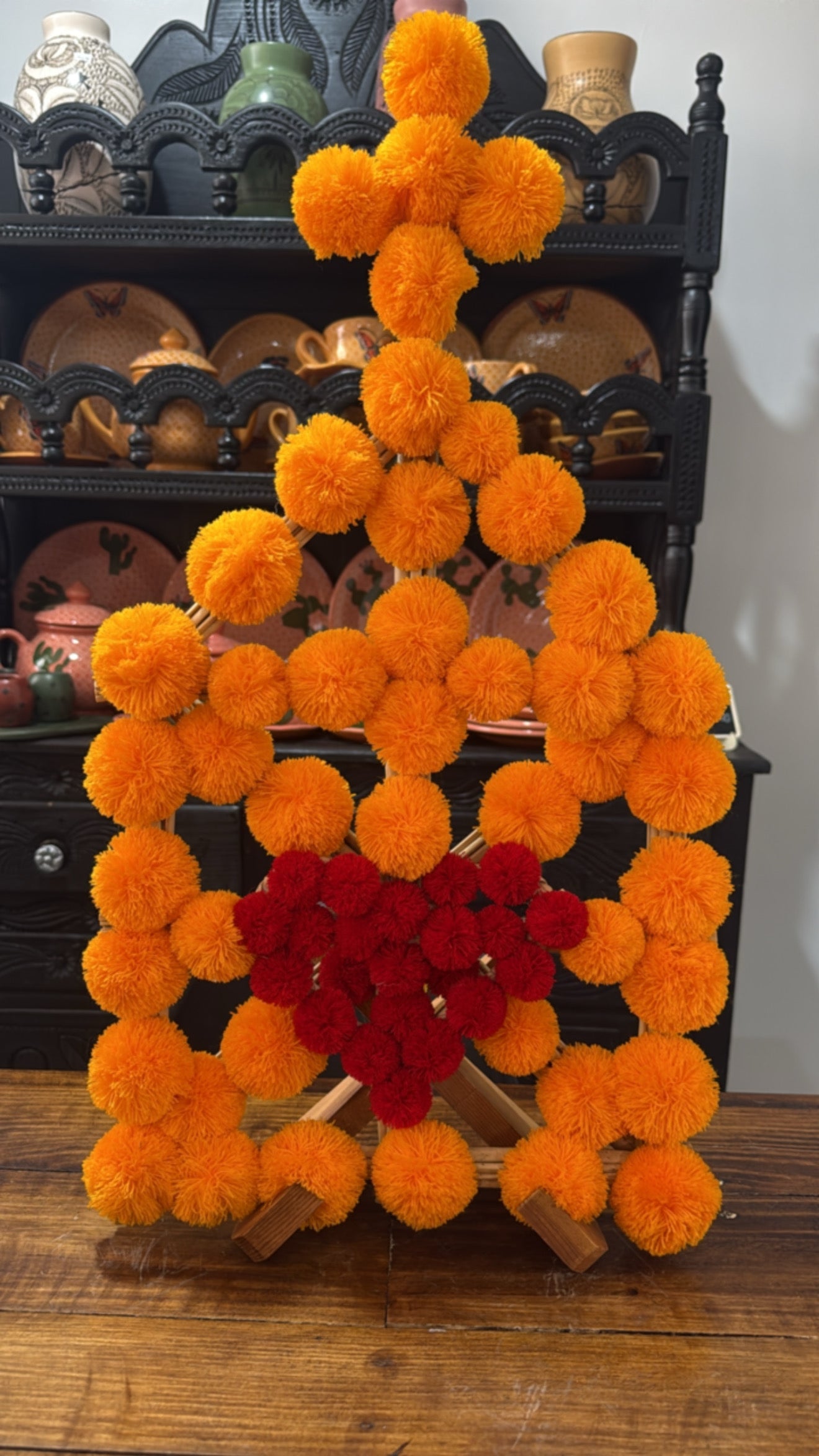Arreglo cempasúchil para altar noche de ánimas corazón