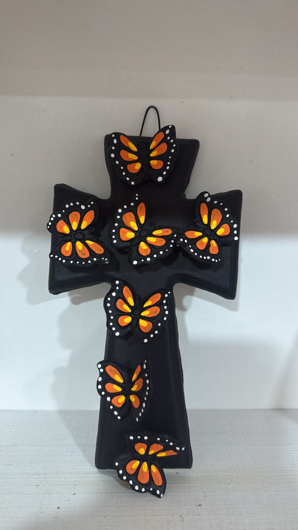 Cruz de barro de mariposas noche de ánimas