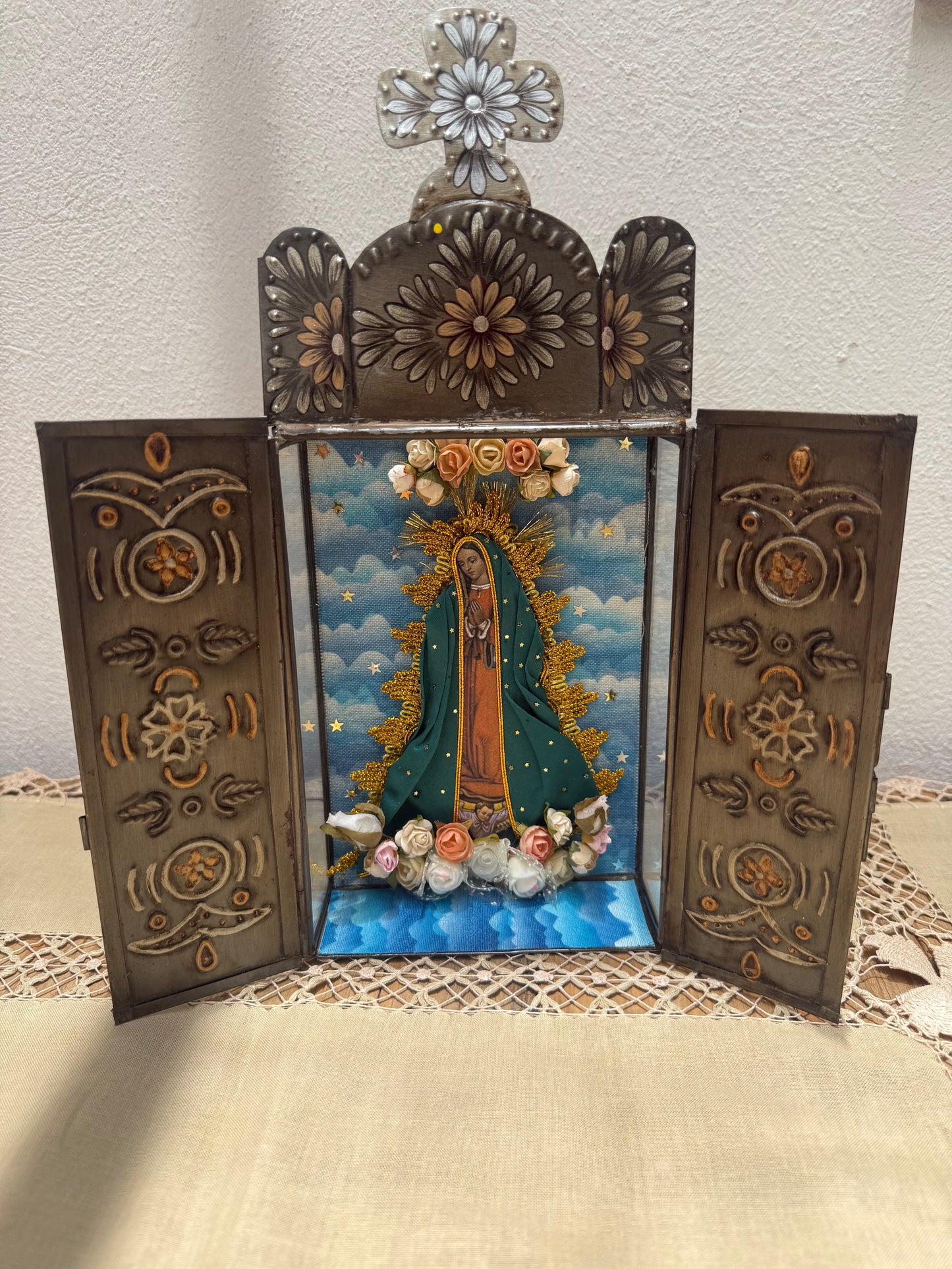 Nicho de Virgen de Guadalupe chico de latón