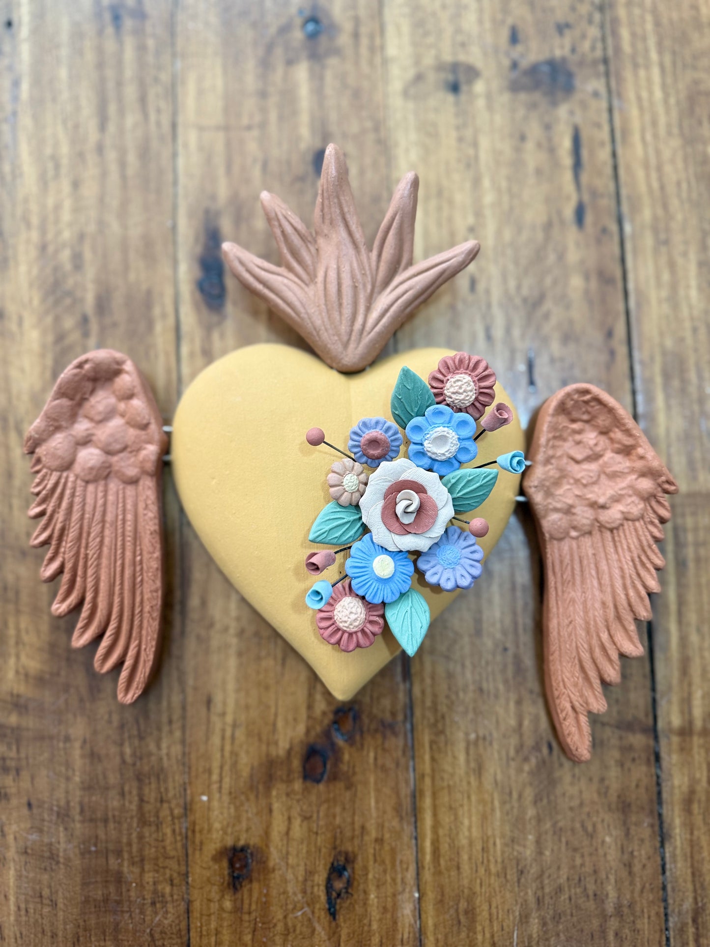 Corazón con alas amarillo Metepec modelo 1
