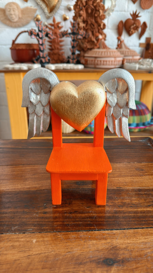 Silla de madera naranja alas 20 Cms de alto