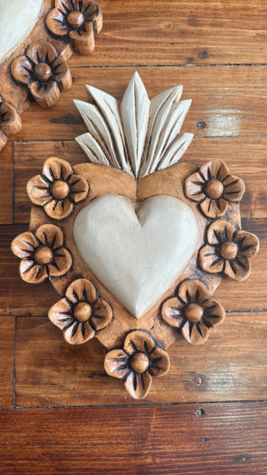Corazón blanco con flores de madera
