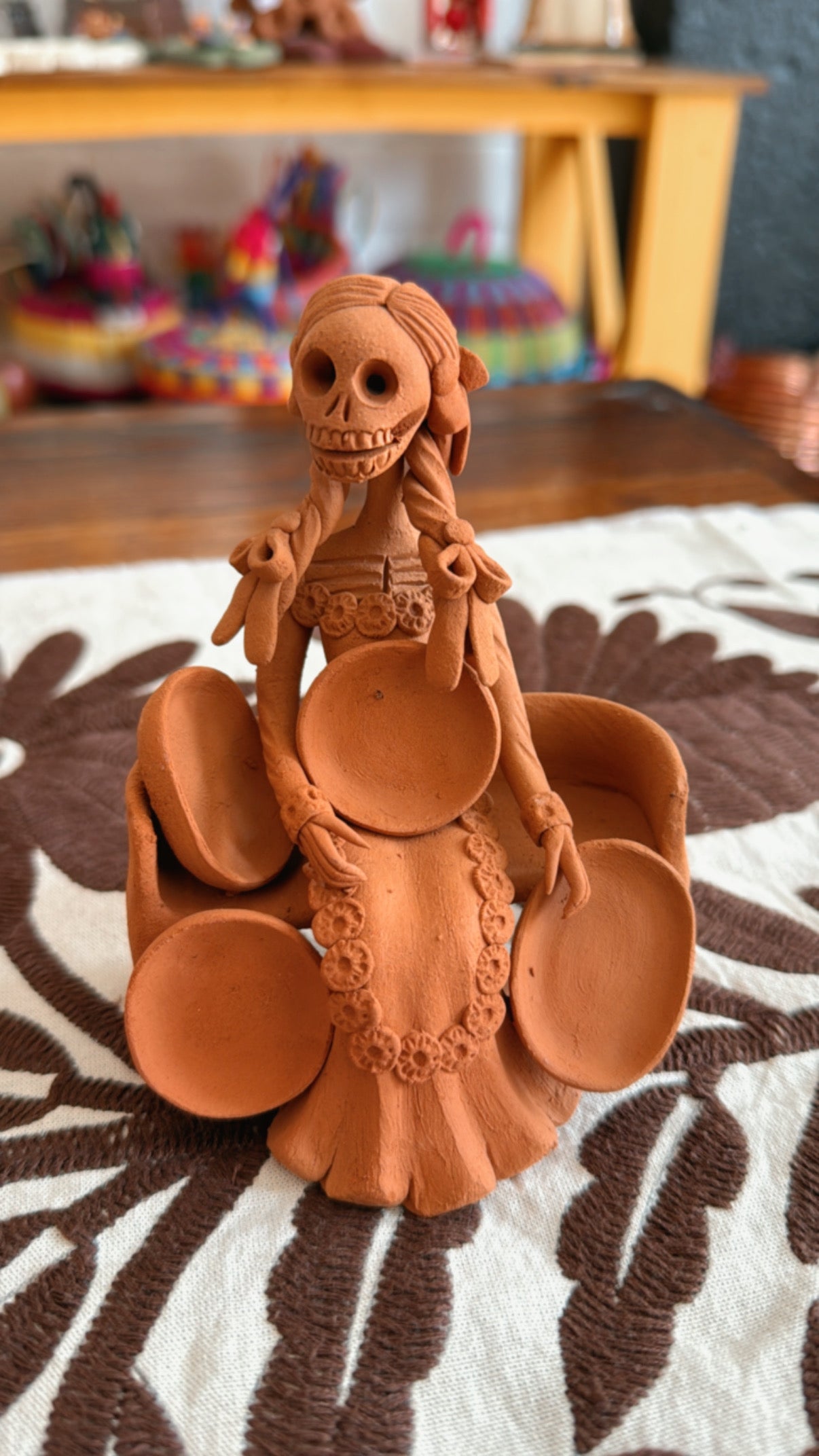Catrina con platos sentada amor eterno