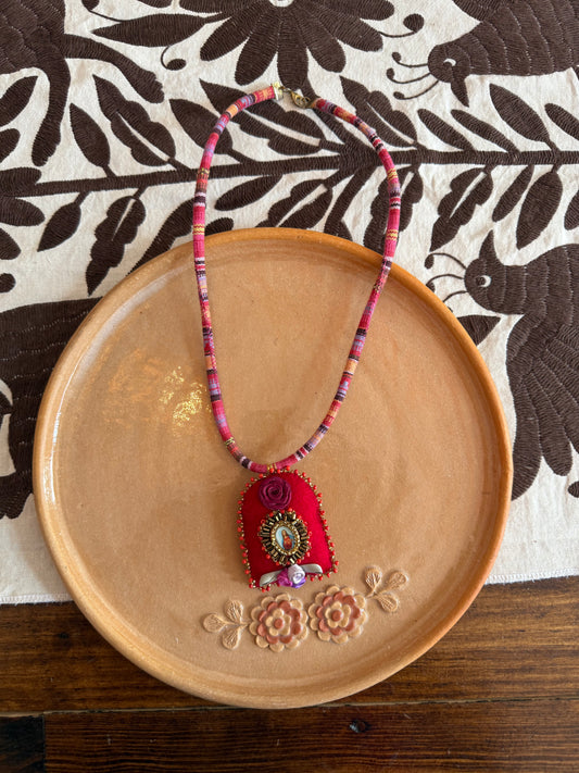 Collar de sagrado corazón bordada a mano joyería