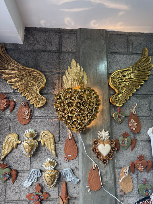 Lámpara de corazón de latón con alas de madera doradas