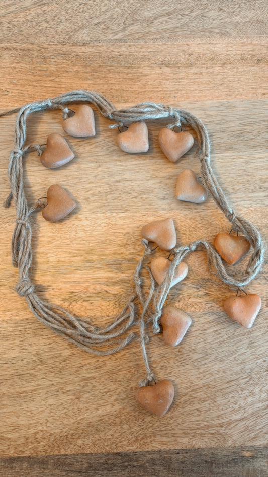 Ristra de corazones de barro natural