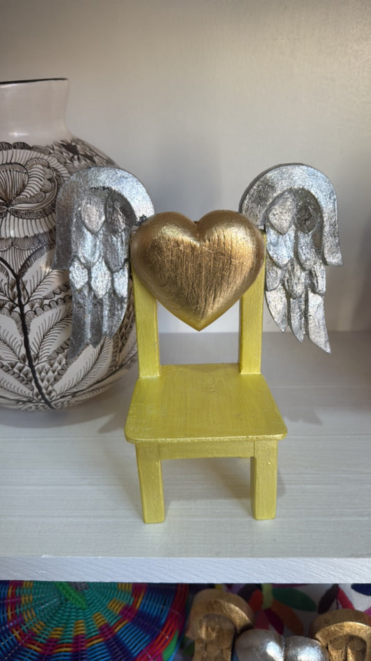 Silla de madera amarilla alas 20 Cms de alto