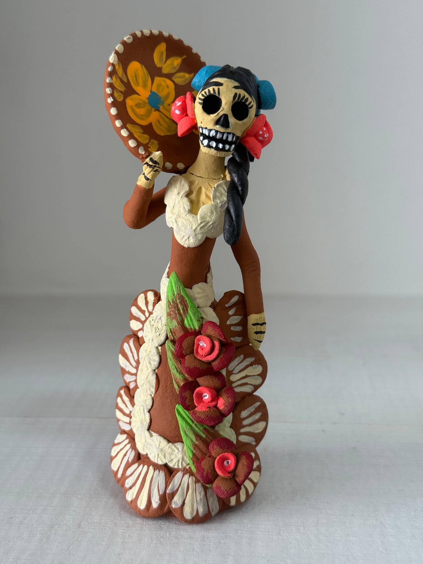 Catrina miniatura plato de flores amarillas noche de muertos