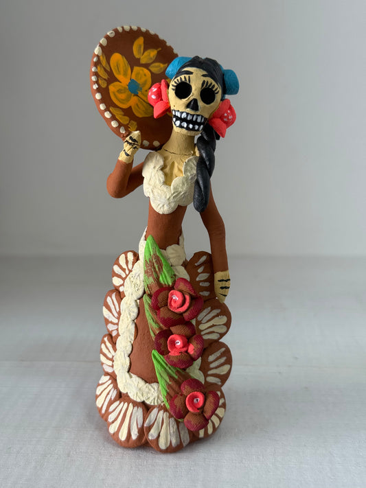 Catrina miniatura plato de flores amarillas noche de muertos