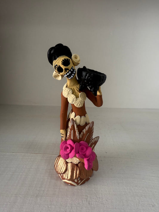 Catrina miniatura con molcajete 2 noche de muertos