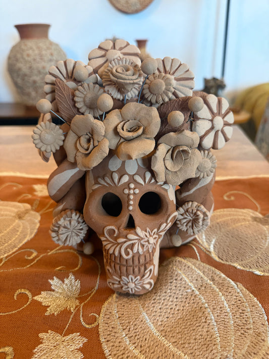 Cráneo con trenza y flores noche de ánimas