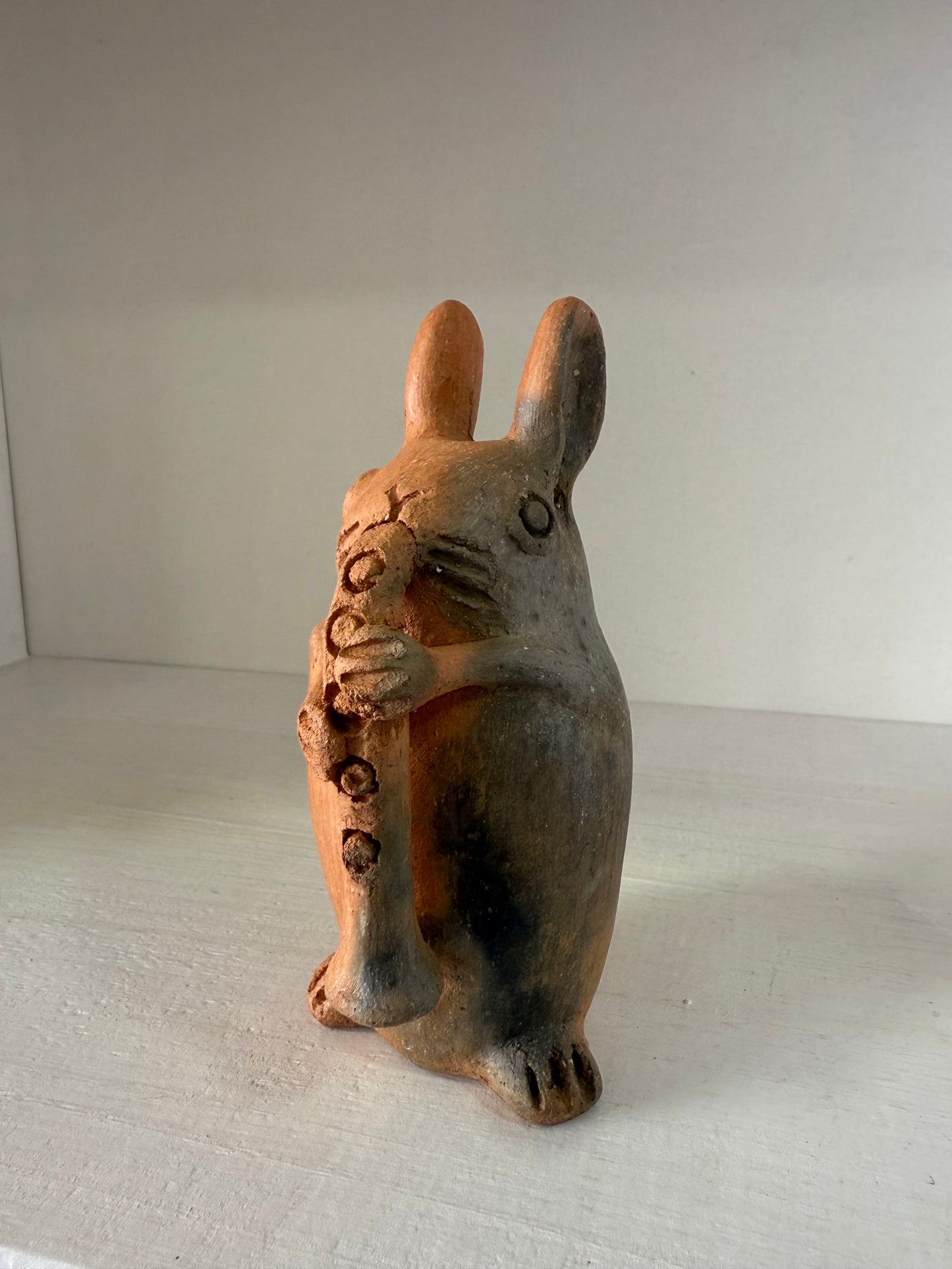 Conejito de flauta de barro de mixe
