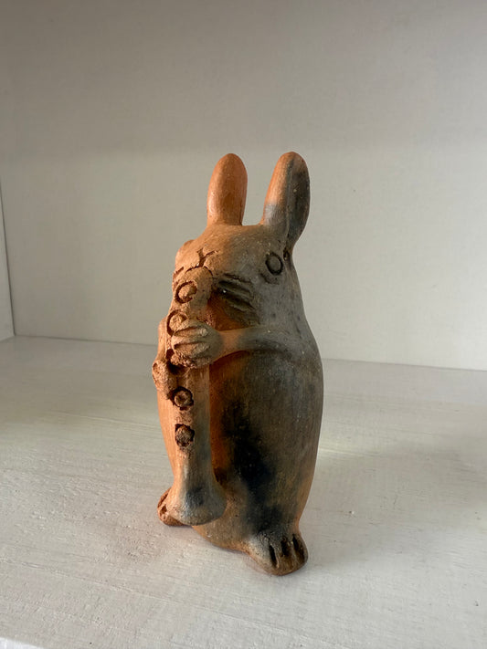 Conejito de flauta de barro de mixe