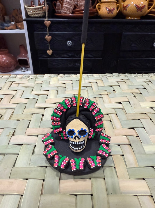 Cráneo porta incienso mariposas noche de ánimas