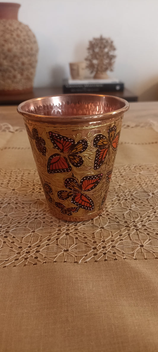 Vaso de cobre con mariposas