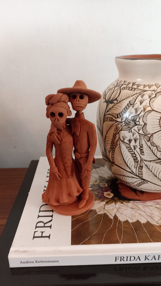 Pareja amor eterno abrazados colección día de muertos