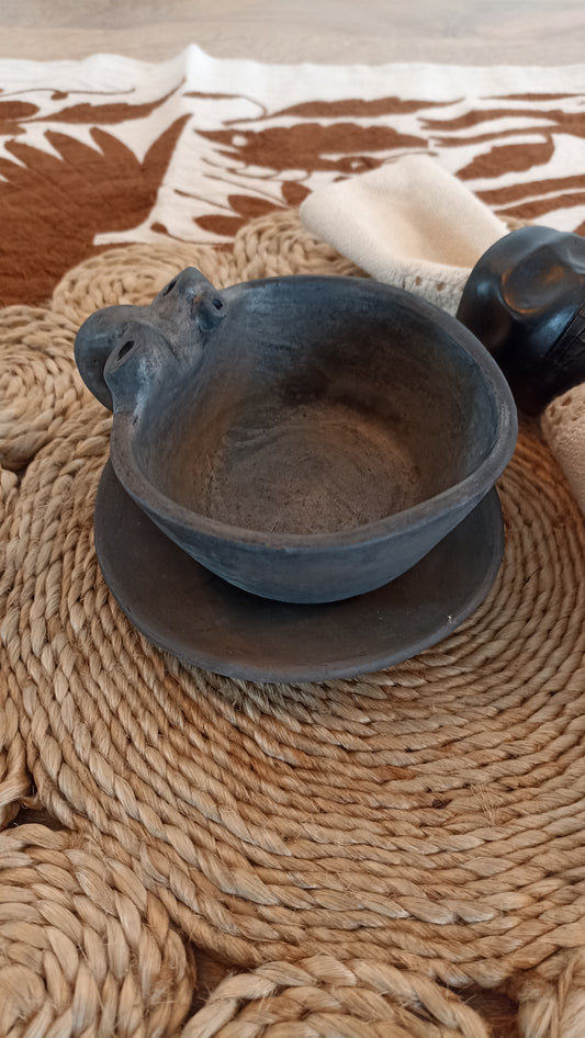 Taza de barro negro de corazón artesanal con plato