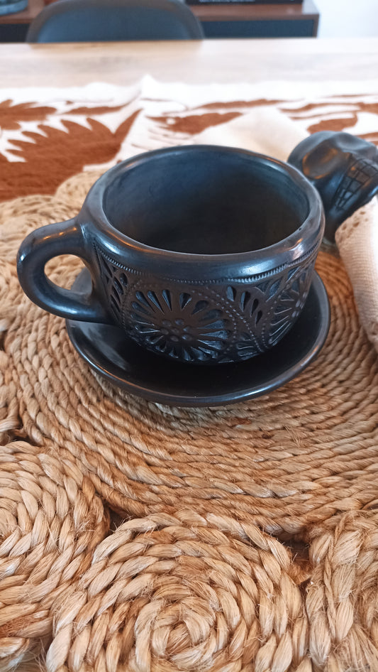 Taza con plato calada de barro negro