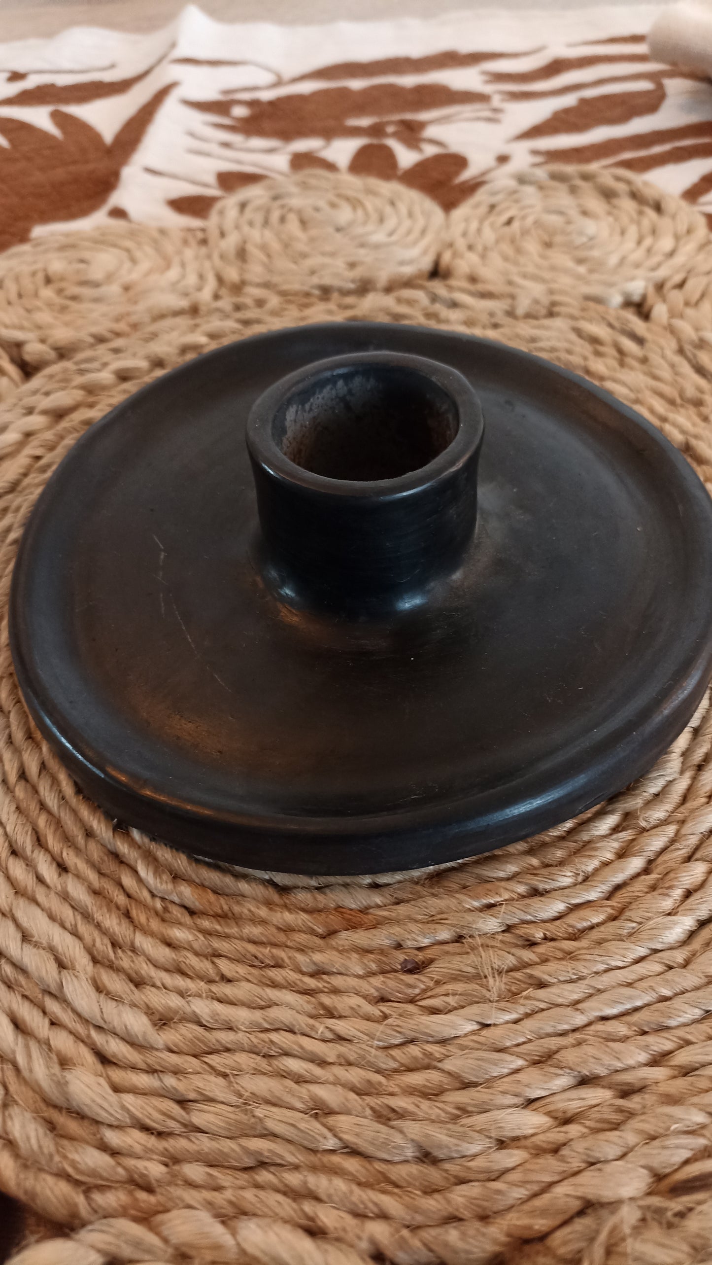 Portavela de barro negro de una vela