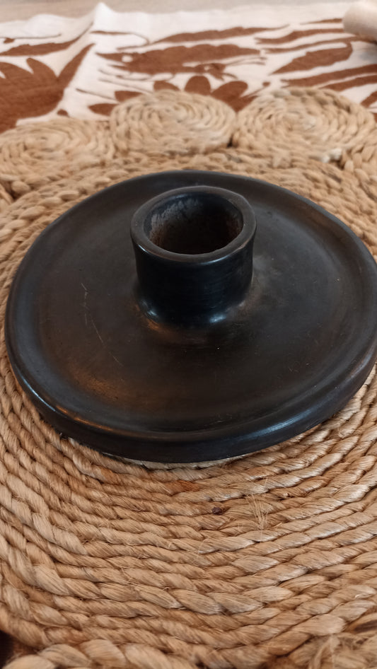 Portavela de barro negro de una vela