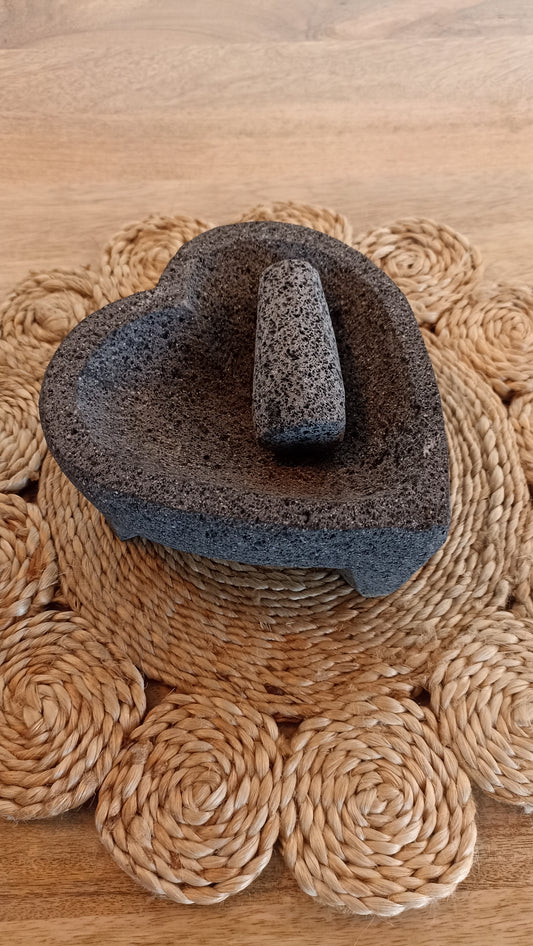 Molcajete de corazón con patitas