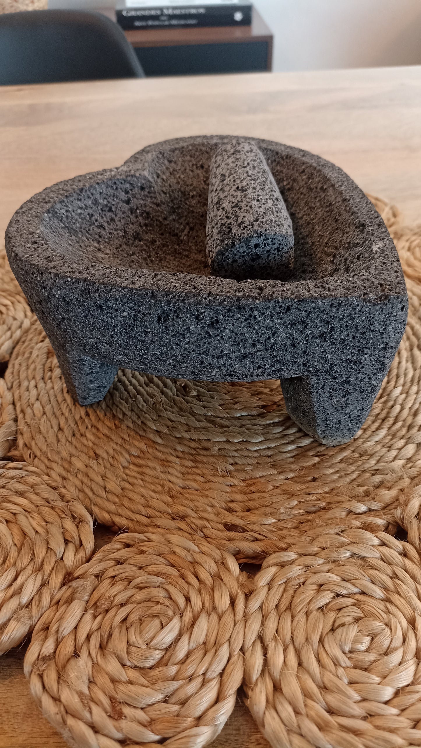 Molcajete de corazón con patitas