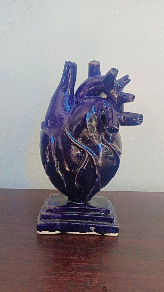 Escultura de corazón de barro vidriada