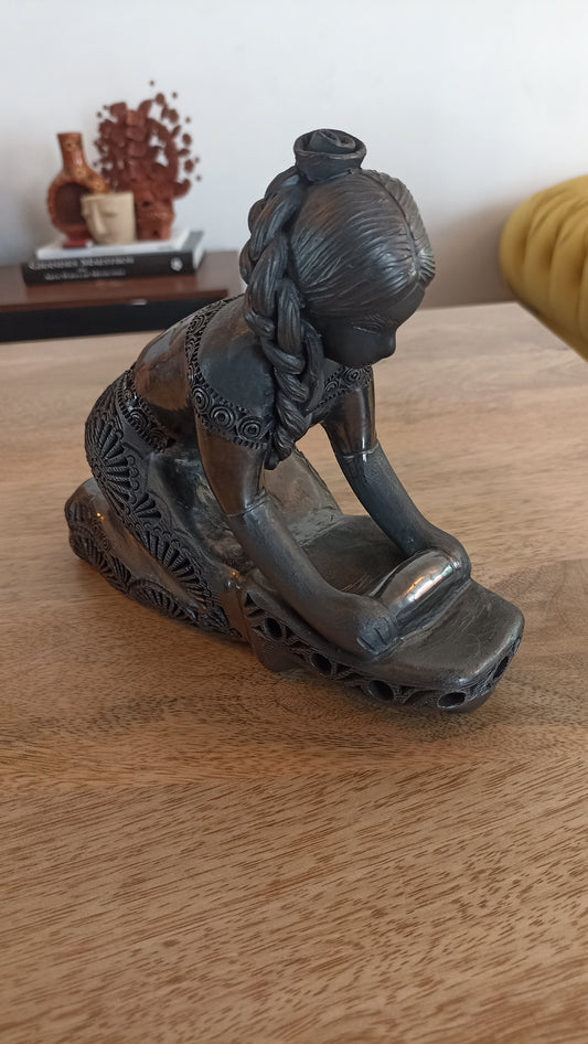 Figura de metate de barro negro 1