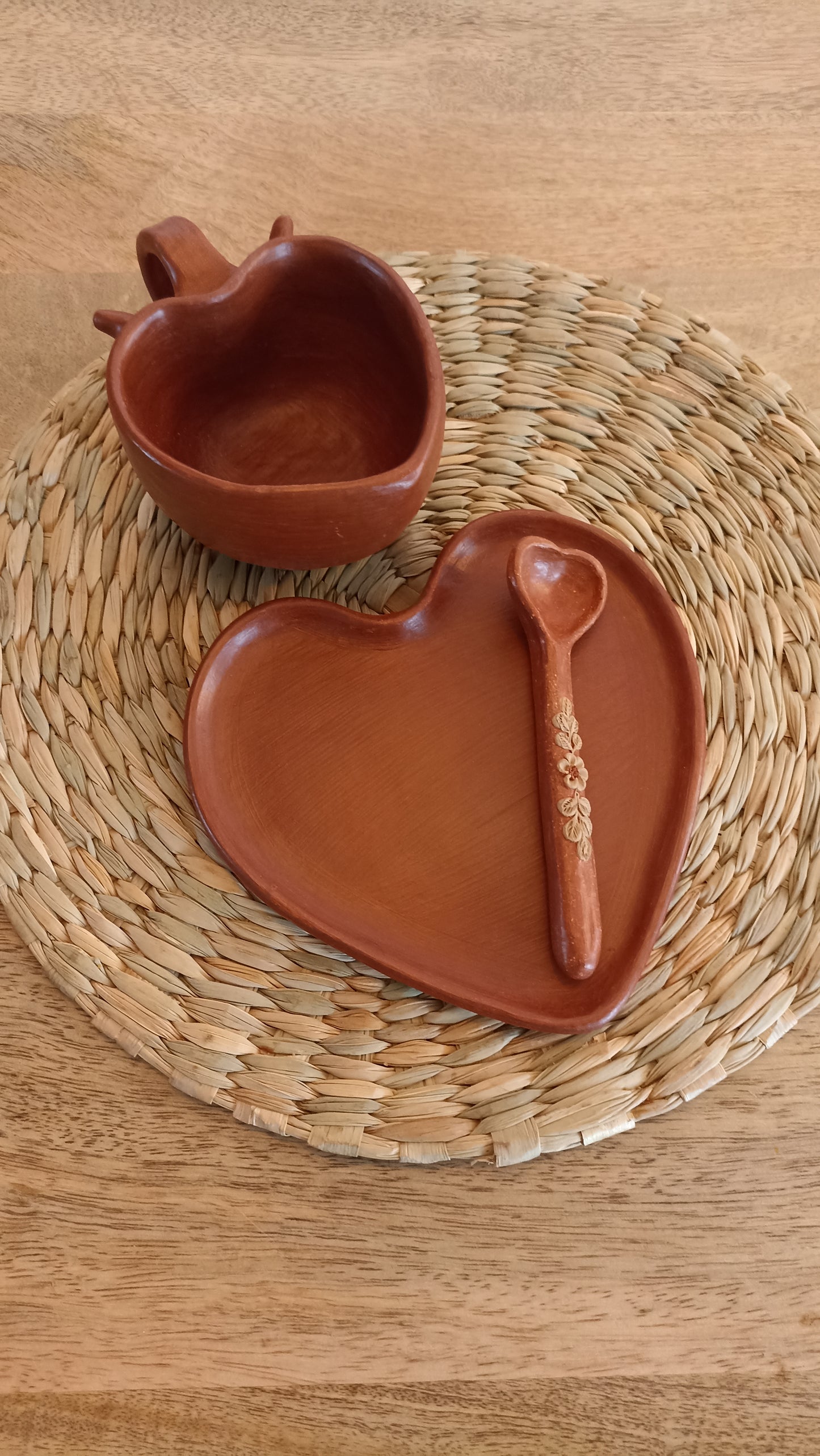 Taza, plato y cuchara de barro rojo Atzompa bordado