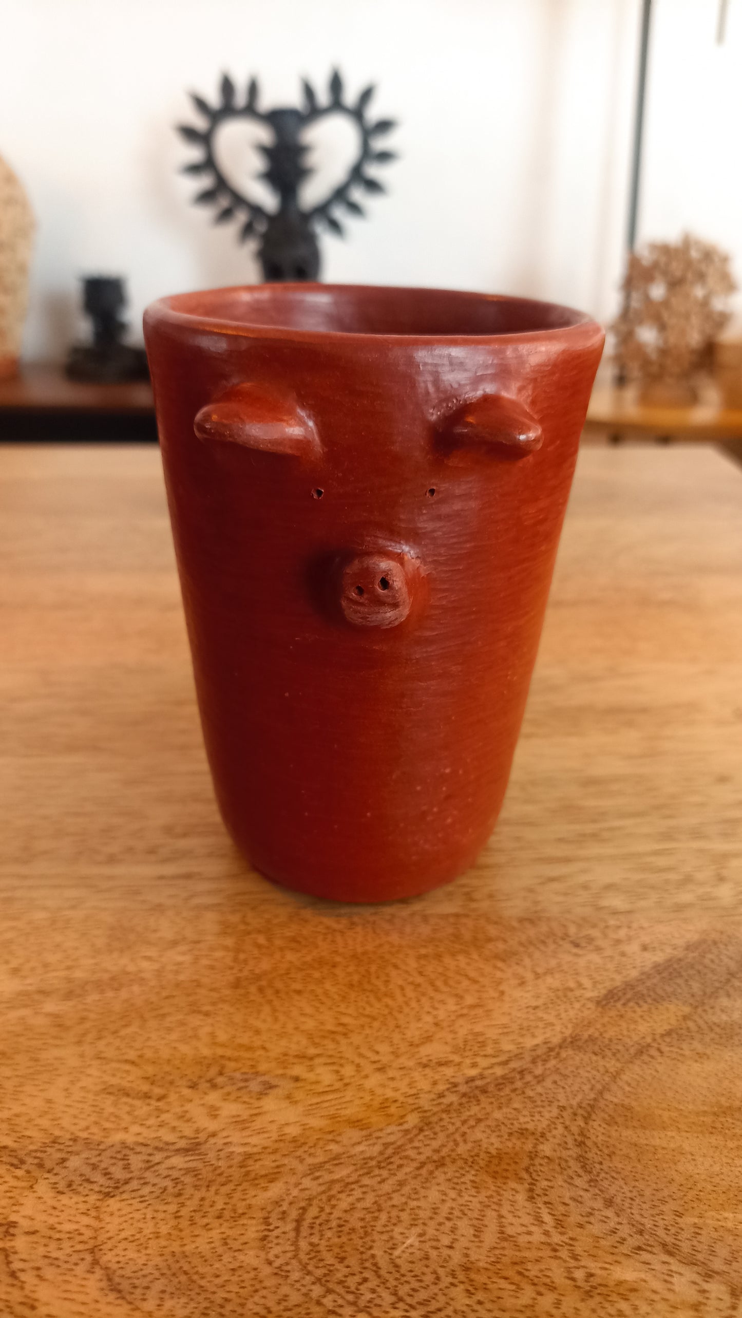 Vaso de cerdito de barro rojo