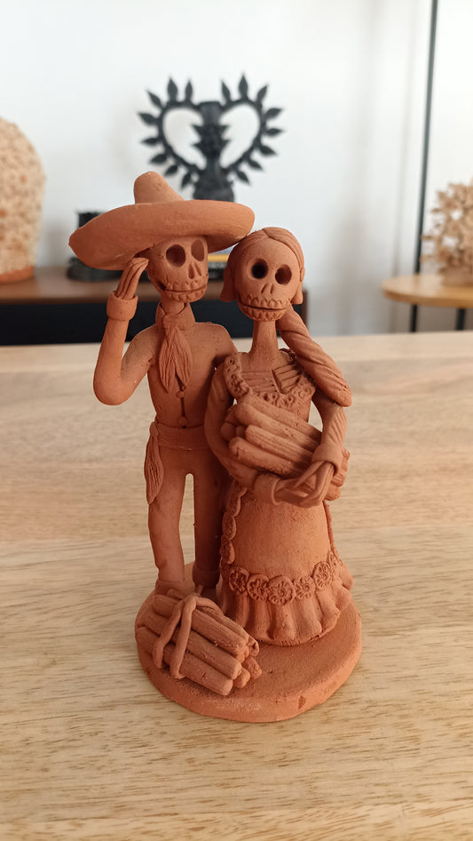 Pareja de catrinas con leños día de muertos