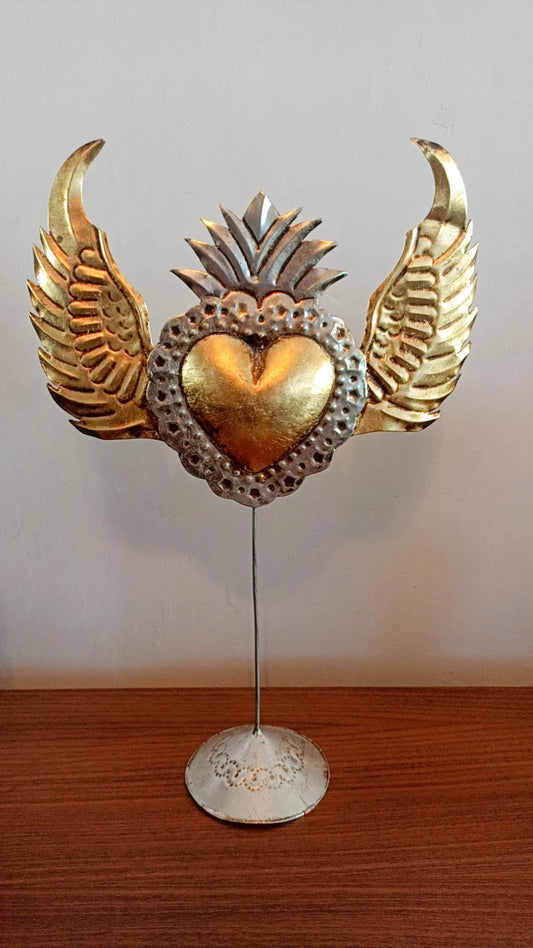 Corazón de latón dorado decorativo