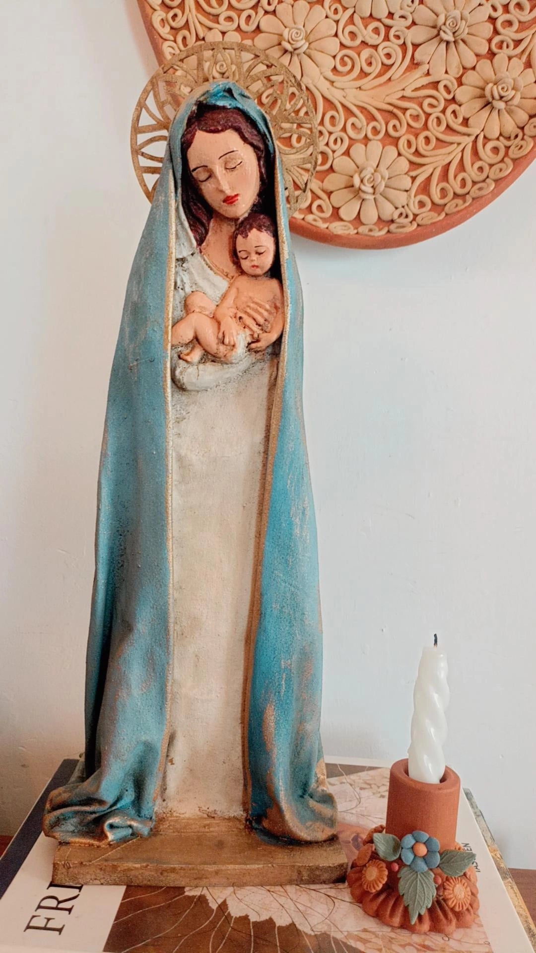 Virgen María Manto azul arte en cerería y manta