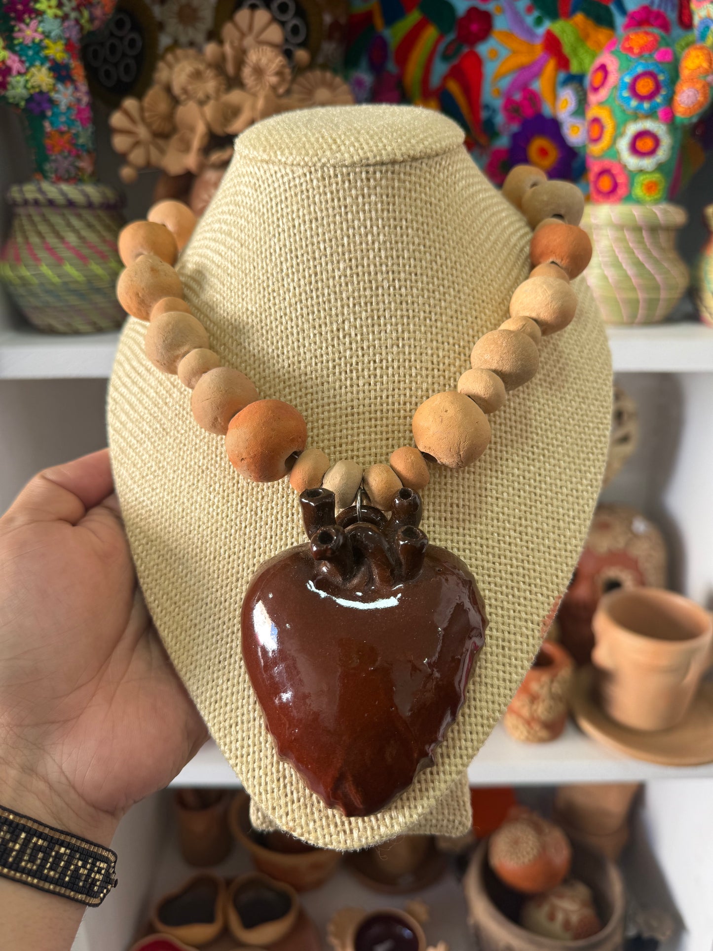 Collar de corazón de barro joyería