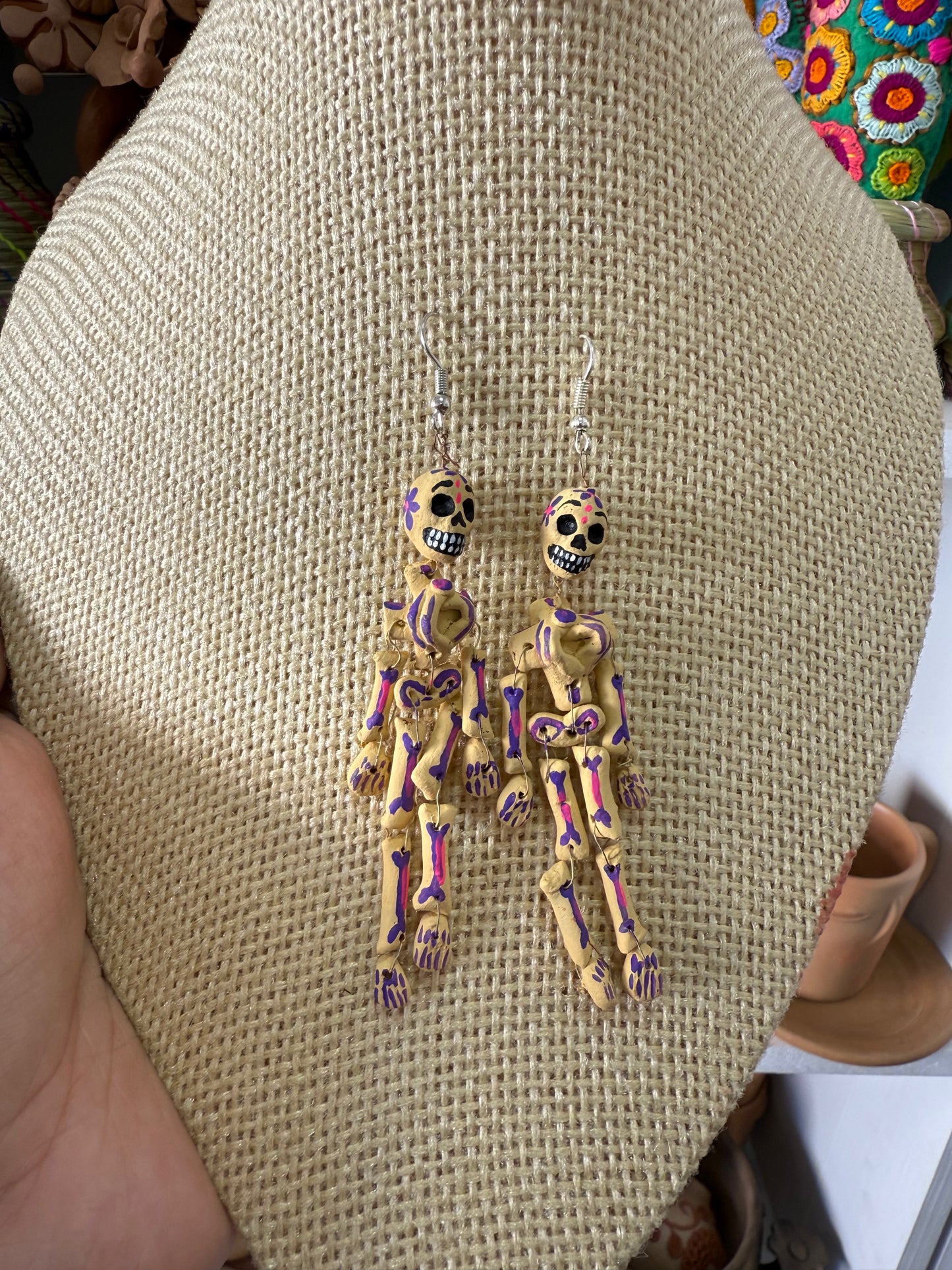 Aretes de esqueletos de barro joyería