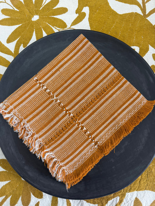 Par de Servilleta deshilada mostaza con blanco mesa con blanco de telar de pedal