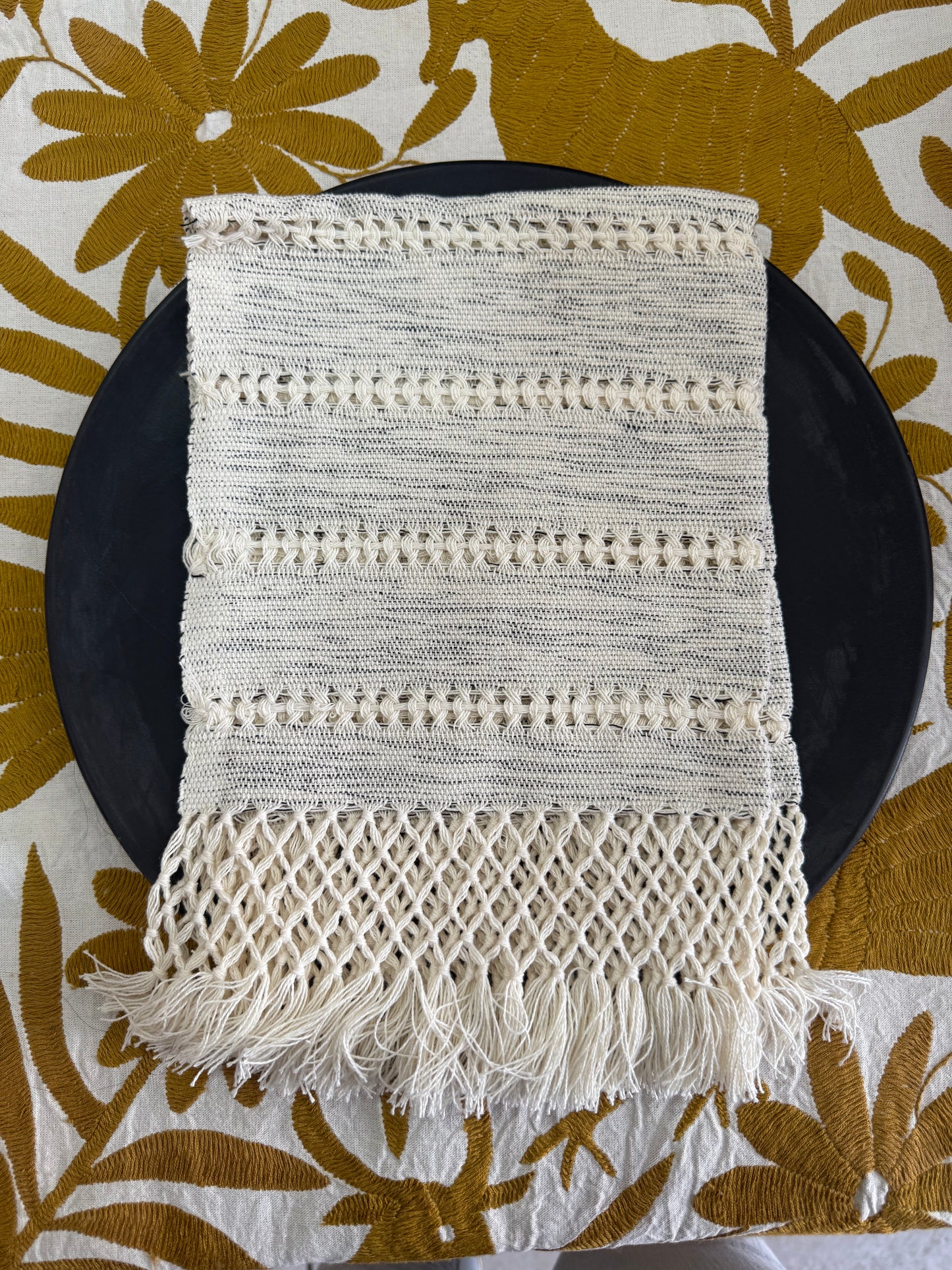 Par de Servilleta deshilada en tono negro de telar de pedal mesa