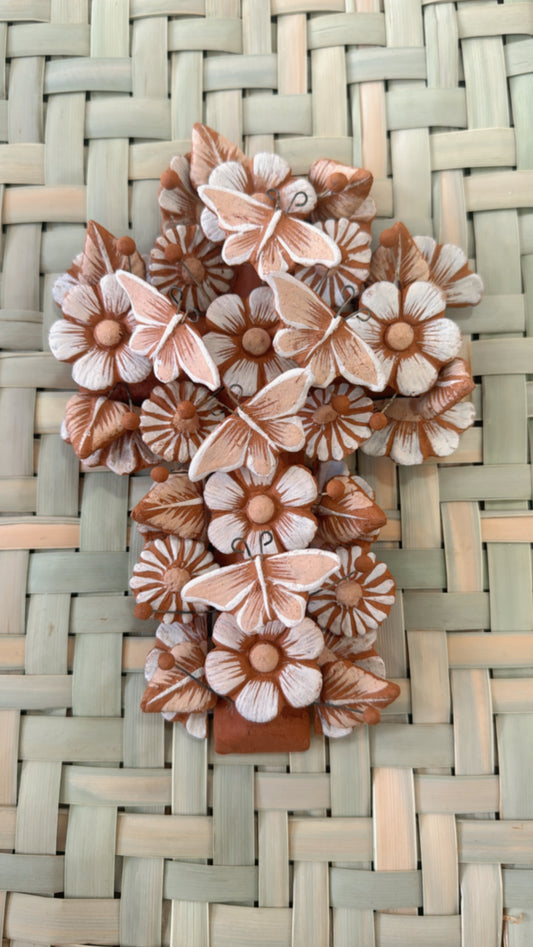 Cruz de flores y mariposas natural  Metepec