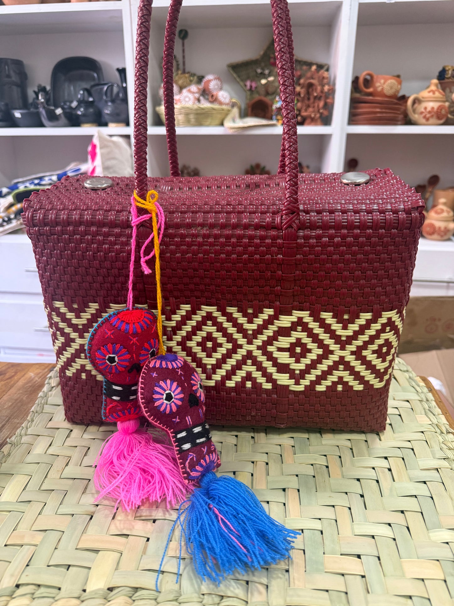 Bolsa tote guinda de plástico