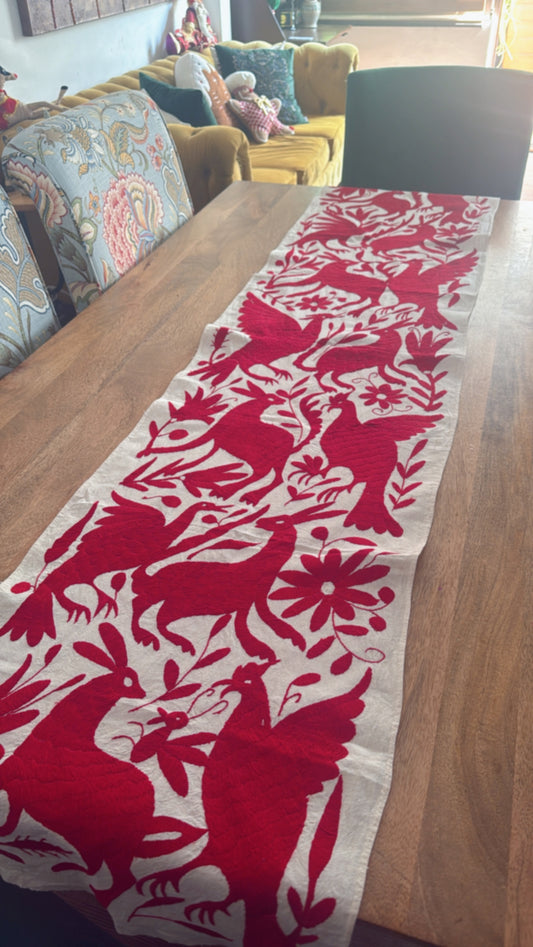 Camino de mesa otomí rojo