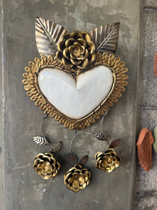 Corazón de latón decorativo pared flores blanco
