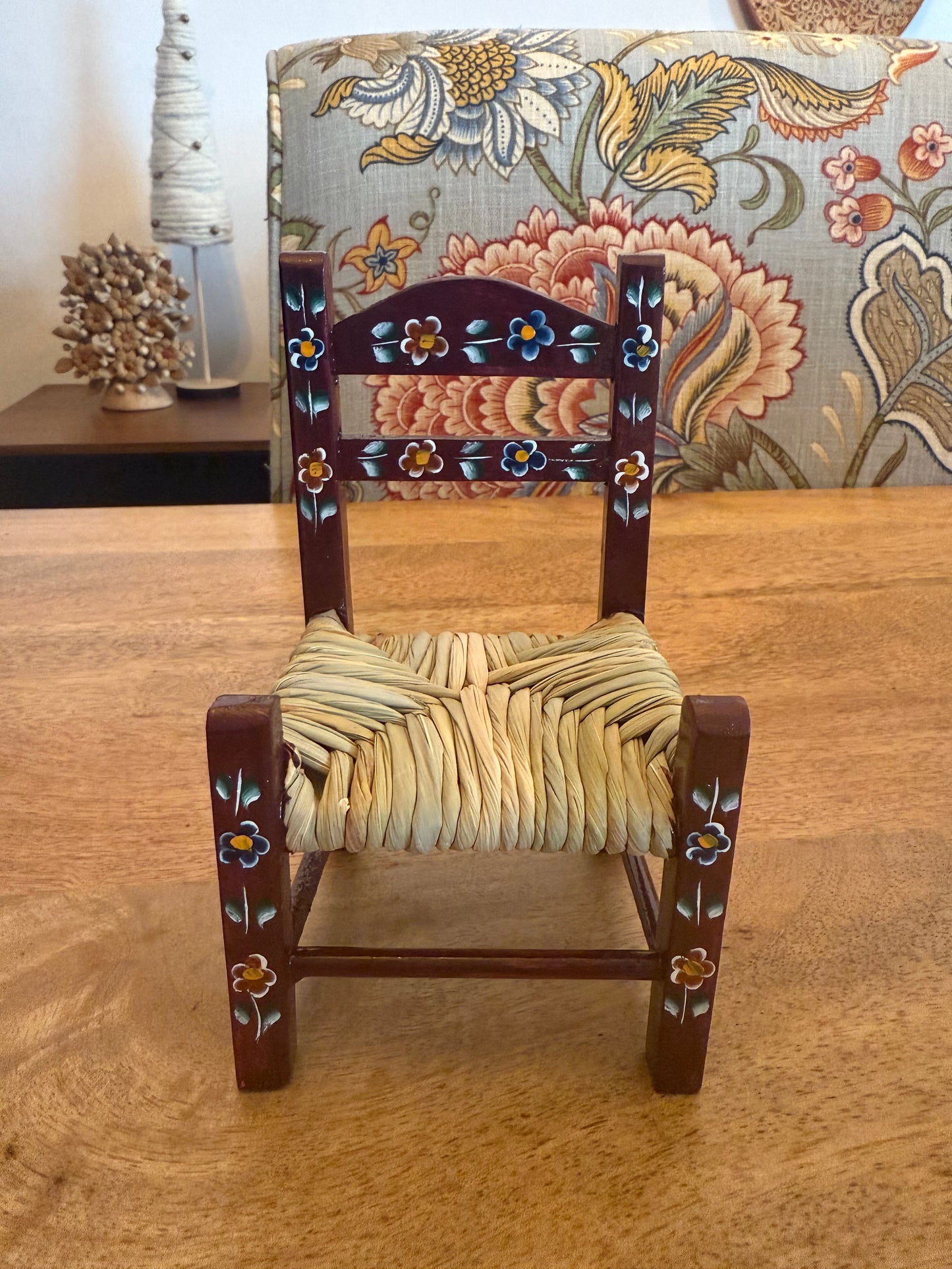 Silla de madera café 15 Cms de alto