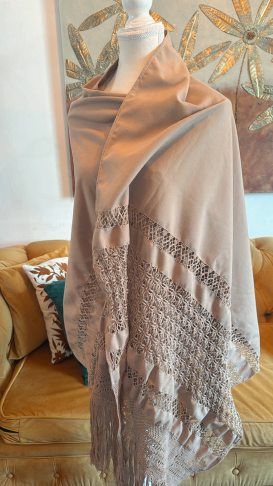 Rebozo beige deshilado modelo 1